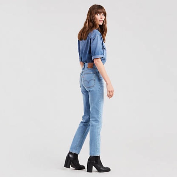 Levi’s jeans. Light wash. Color bright side. Tapered leg style - Picture 3 of 11